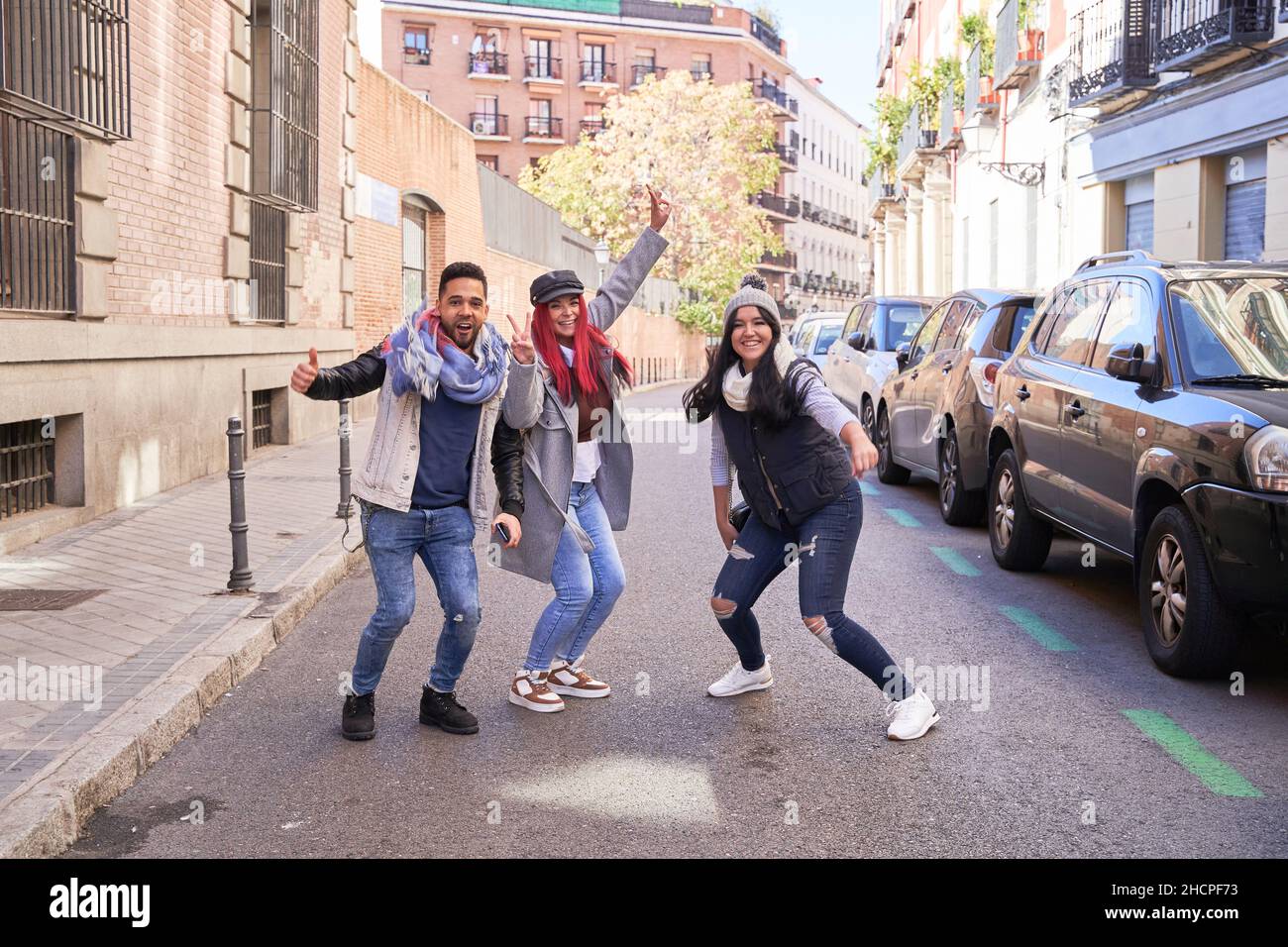 Gruppo di giovani e belli amici multietnici che si divertono, si preparano a saltare all'aria aperta in città - concetto di felicità, amicizia e lavoro di squadra. Foto Stock