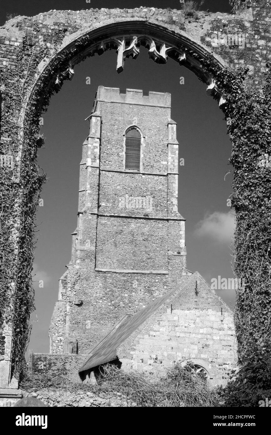 L attuale chiesa di Sant'Andrea, a Covehithe, Suffolk, Inghilterra, osservata attraverso l'arco del suo predecessore, ormai in rovina. Foto Stock