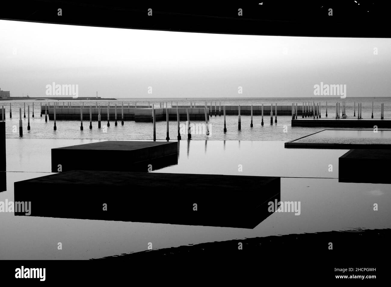 Piattaforme in mare, Golfo Persico, Golfo Persico, Museo d'Arte del Louvre, Isola Saadiyat, Abu Dhabi, Emirati Arabi Uniti Foto Stock