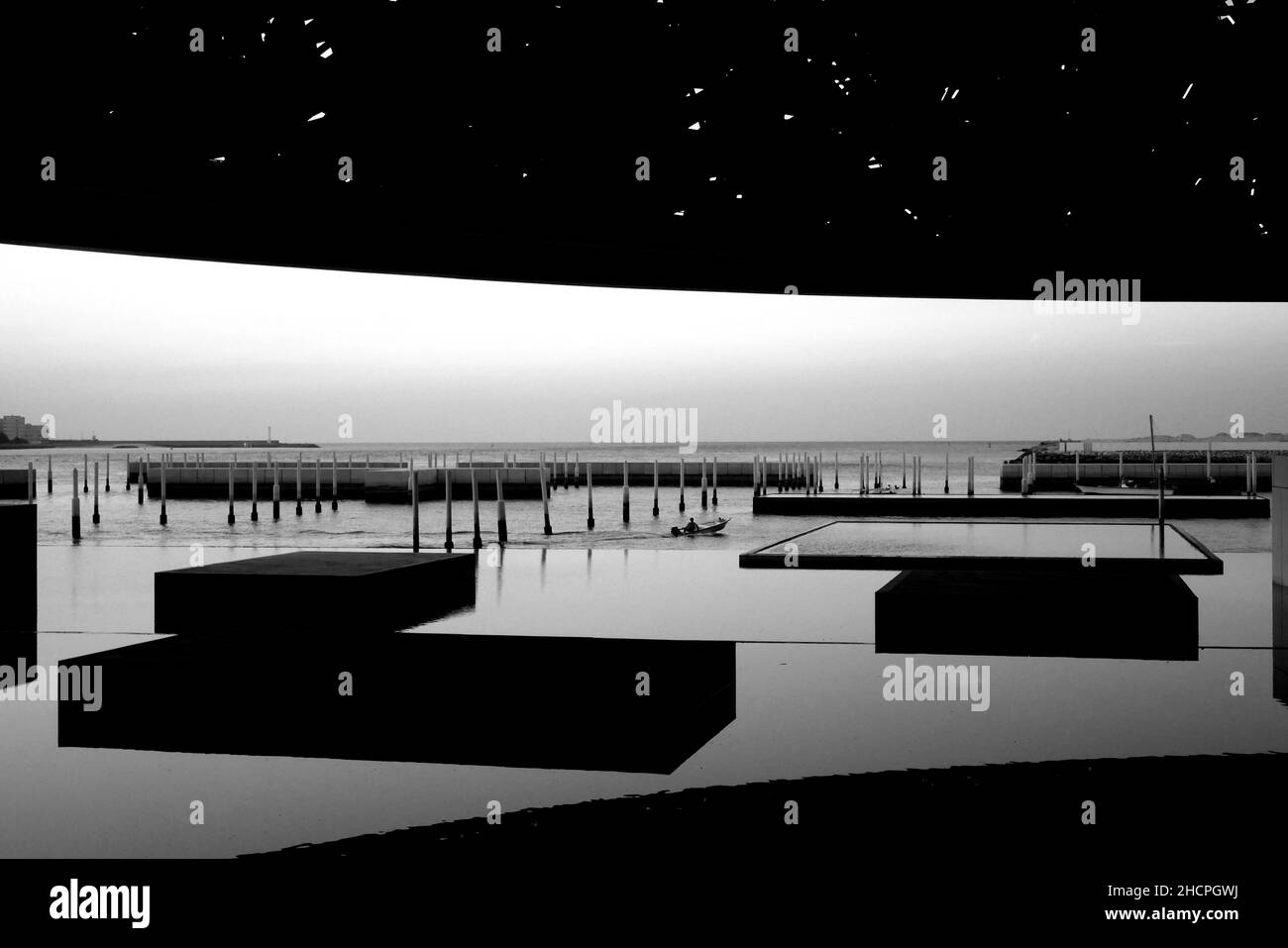 Piattaforme in mare, Golfo Persico, Golfo Persico, Museo d'Arte del Louvre, Isola Saadiyat, Abu Dhabi, Emirati Arabi Uniti Foto Stock