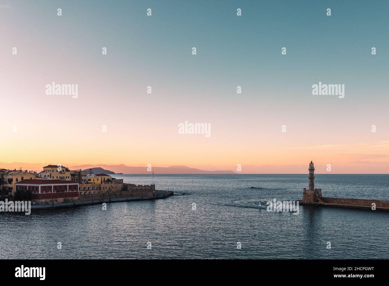Bellissimo tramonto al vecchio porto veneziano e faro di Chania, Creta Island - Grecia Foto Stock