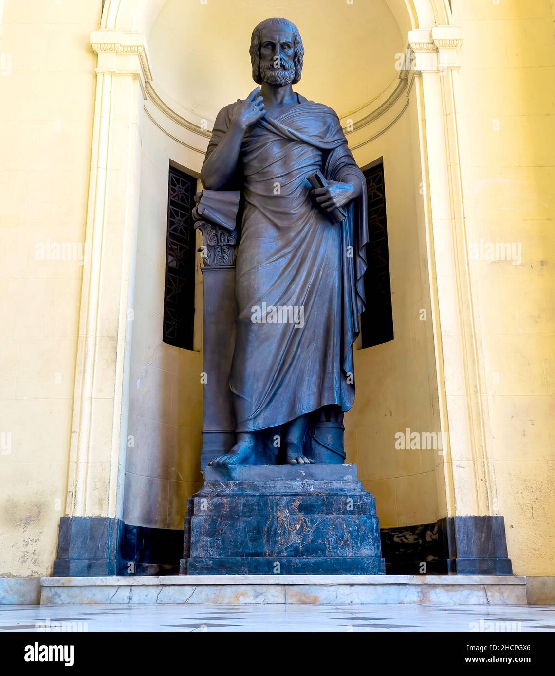 Una grande statua con somiglianza maschile all'interno del Palazzo Tiradentes, che è un luogo famoso e attrazione turistica della città.Dec. 31, 2021 Foto Stock