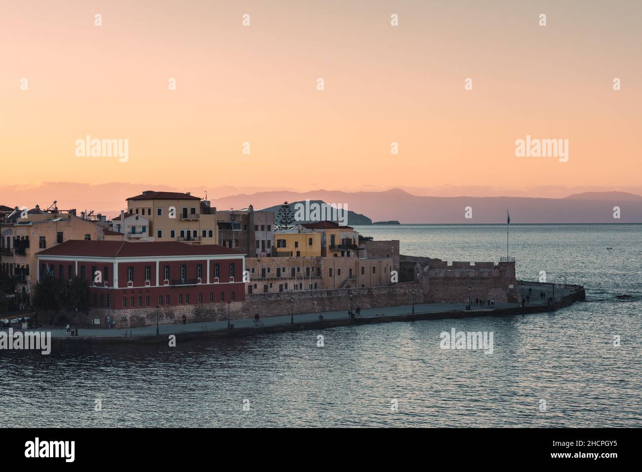 Bellissimo tramonto sul cielo arancione al vecchio porto veneziano e fortezza di Chania, Isola di Creta - Grecia Foto Stock