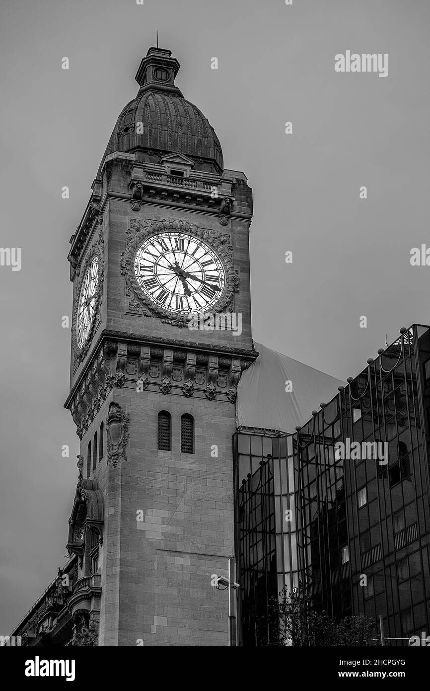 La torre dell'orologio di Gare de Lyon a Parigi Francia in bianco e nero Foto Stock