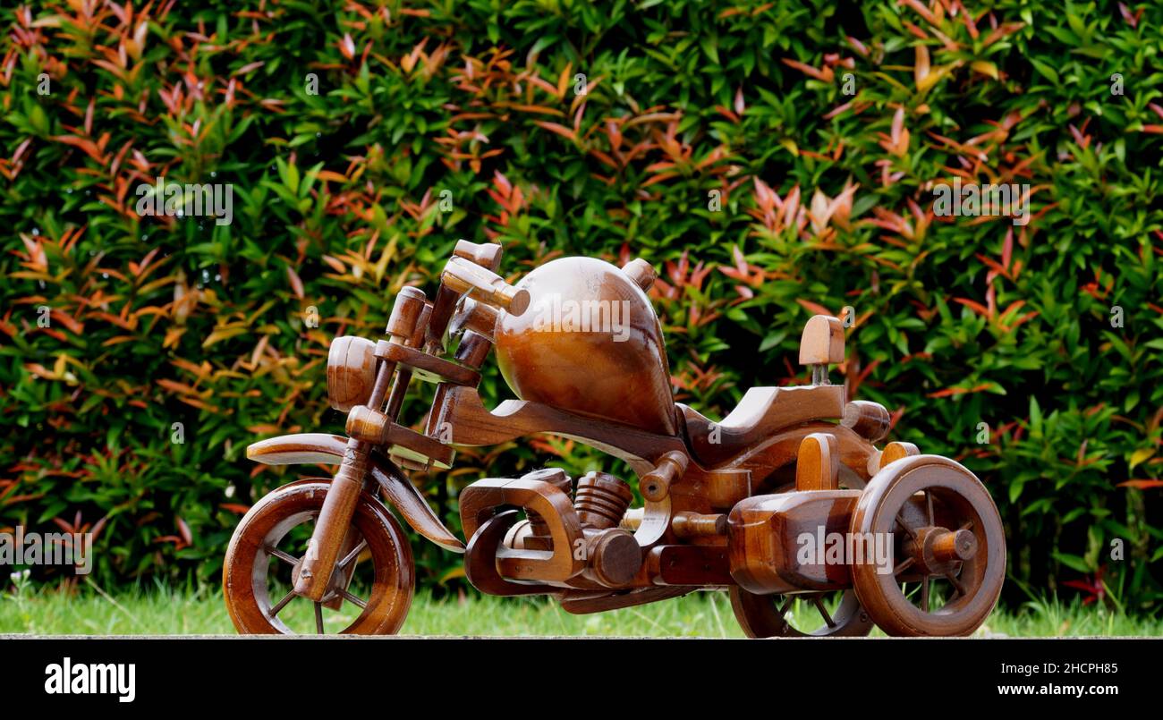 Artigianato in legno di teak a forma di motocicletta. Arte indonesiana lavoro domestico Foto Stock