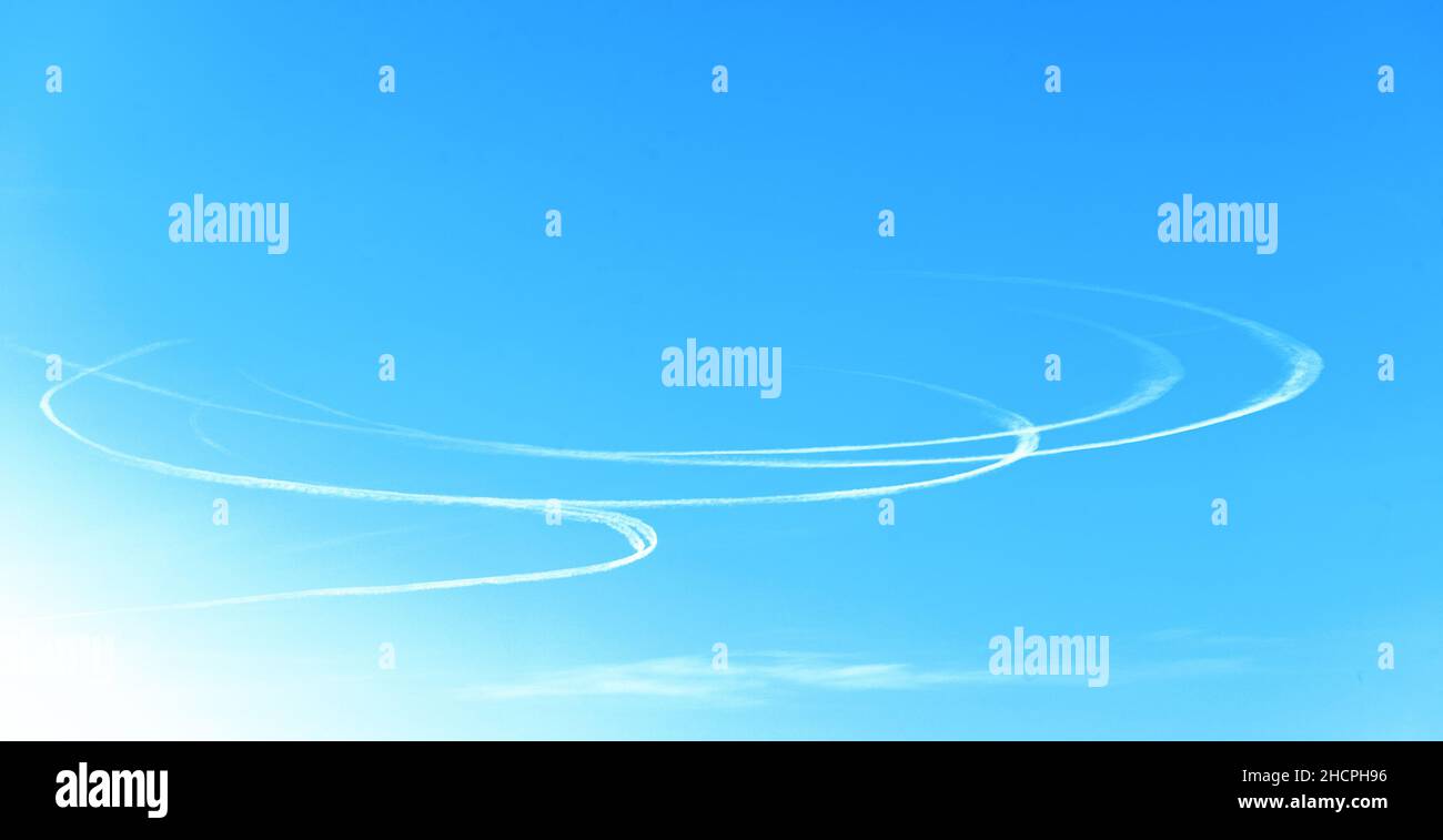 cielo blu soleggiato con velivolo rotonde chemtrails, sfondo naturale Foto Stock
