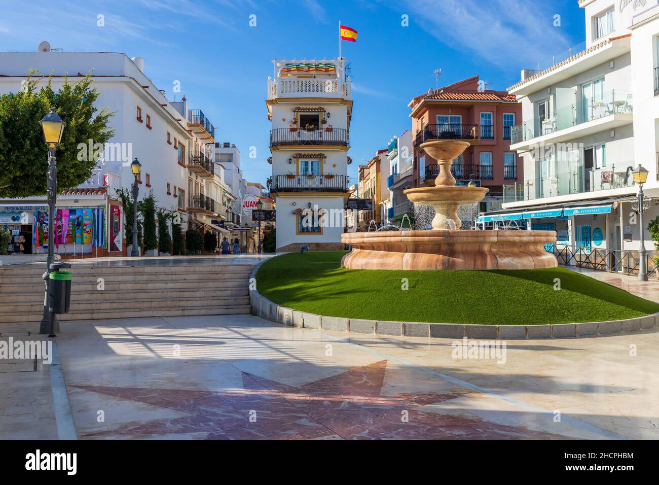 Piazza della città con fontana nel quartiere la carihuela, Torremolinos, Costa del Sol, Spagna. Foto Stock