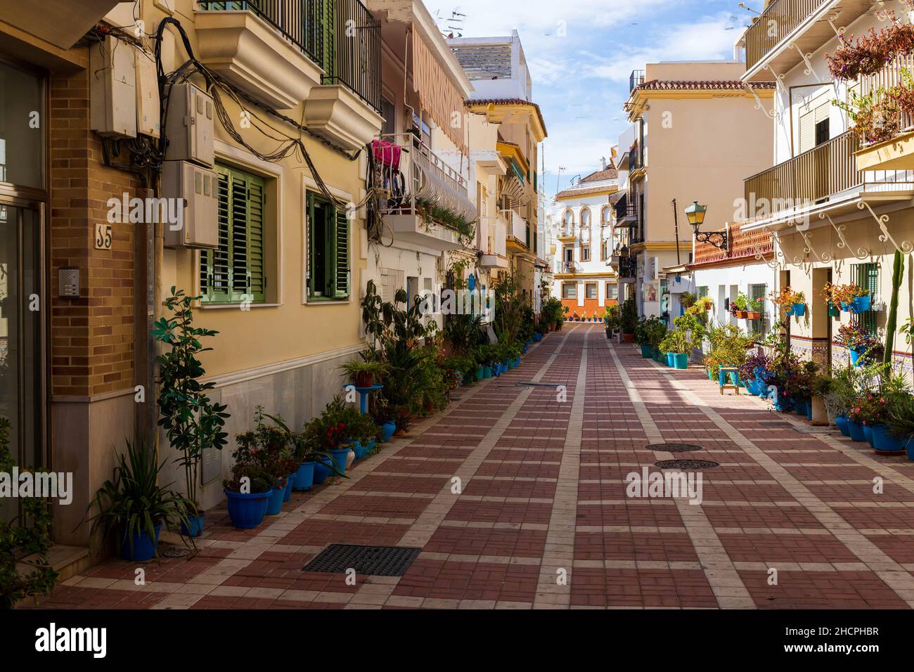 Tipica strada andalusa nel quartiere Carihuela di Torremolinos Spagna Foto Stock