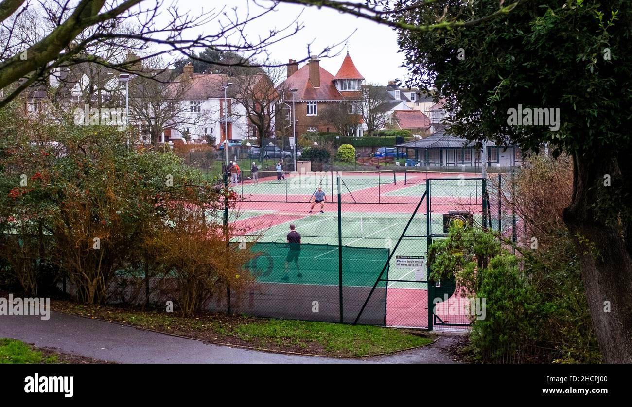 Brighton UK 31st Dicembre 2021 - i giocatori di tennis si mettono in un'ultima partita nel 2021 ai campi di Queens Park a Brighton in una mattinata noiosa come estremamente mite ma il tempo coperto è previsto per il nuovo anno in Gran Bretagna : Credit Simon Dack / Alamy Live News Foto Stock