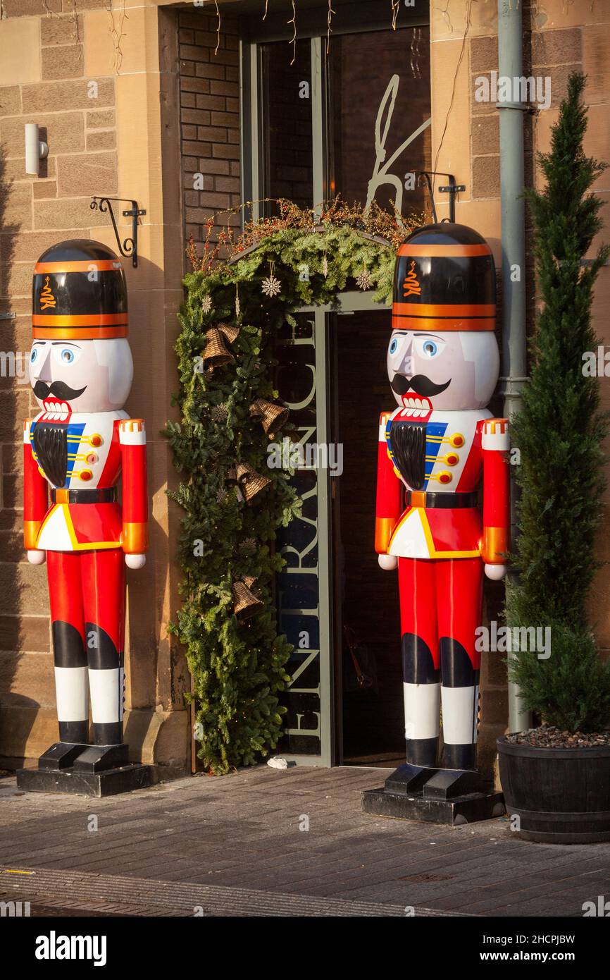 Colori vivaci dimensione della vita nut cracker Natale decorazione soldati in piedi guardia fuori di un ristorante a Perth, Scozia Foto Stock