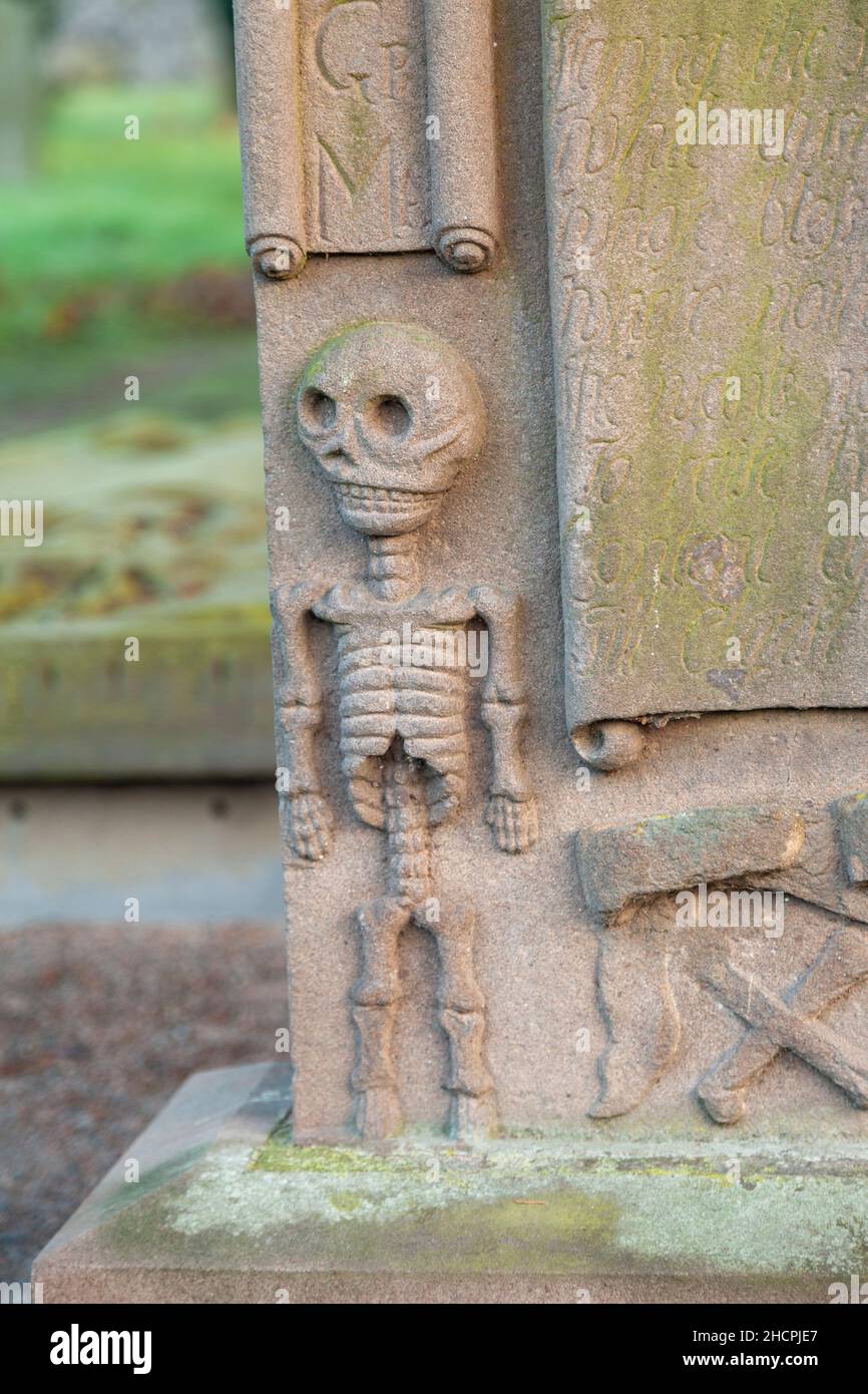 Scheletro scolpito su un'antica tomba nel cimitero Greyfriars di Perth. Foto Stock