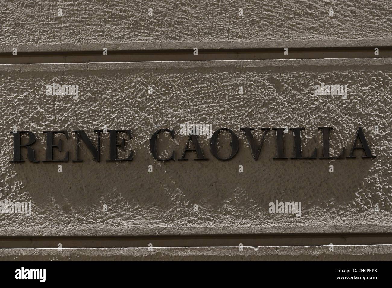 Milano, Italia - 24 settembre 2021: Logo Rene Caovilla esposto sulla facciata di un negozio di Milano. Foto Stock