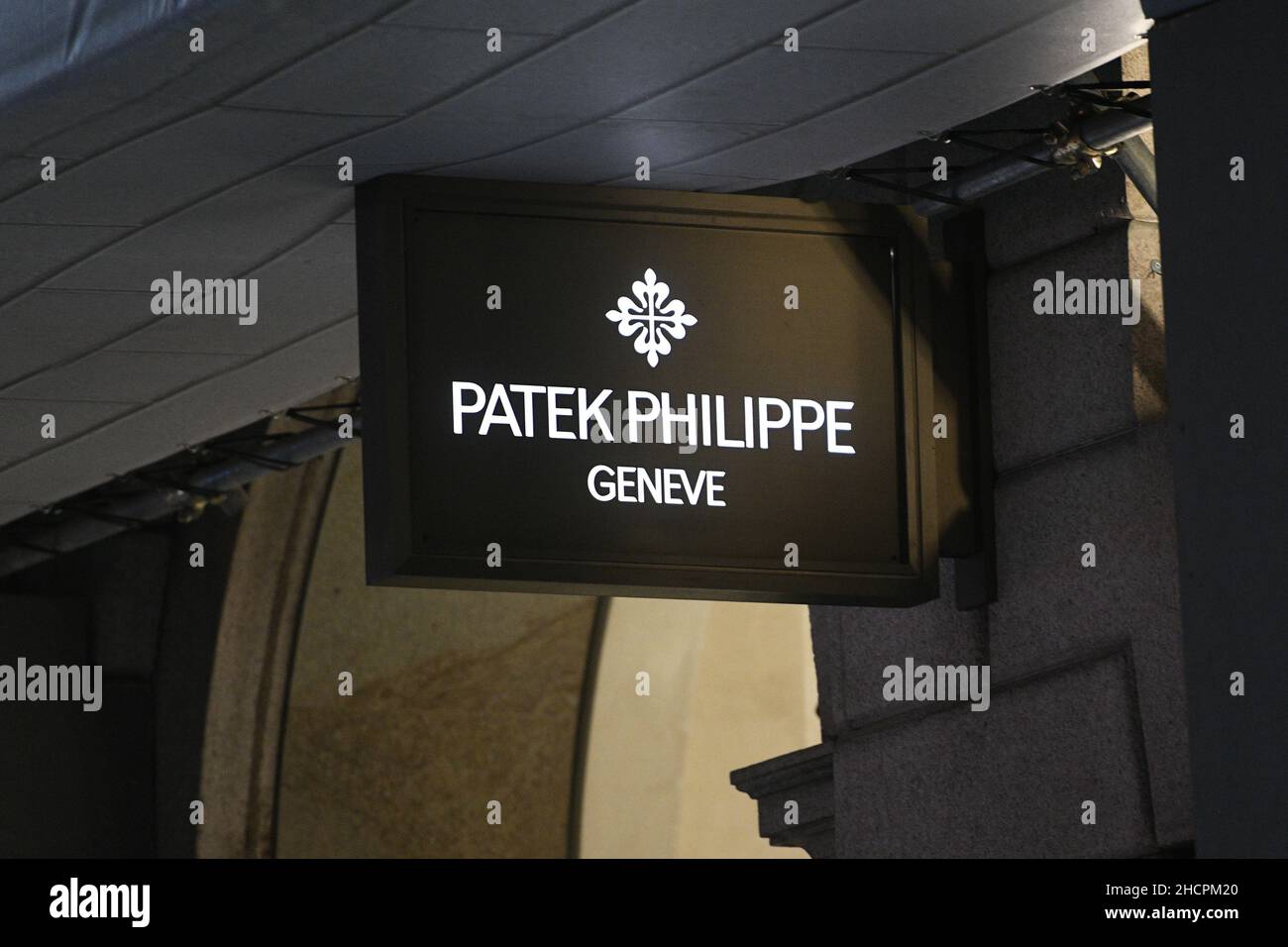 Milano, Italia - 24 settembre 2021: Logo Patek Philippe esposto sulla facciata di un negozio di Milano. Foto Stock