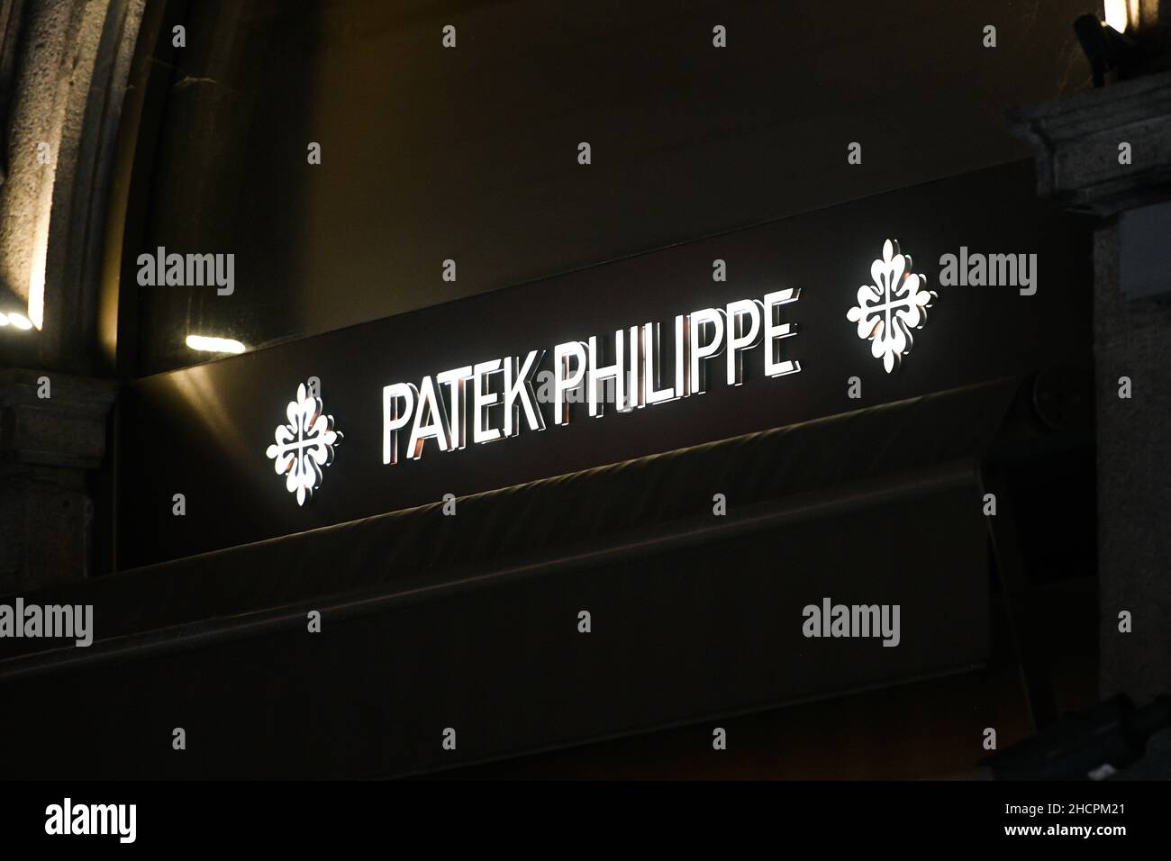 Milano, Italia - 24 settembre 2021: Logo Patek Philippe esposto sulla facciata di un negozio di Milano. Foto Stock