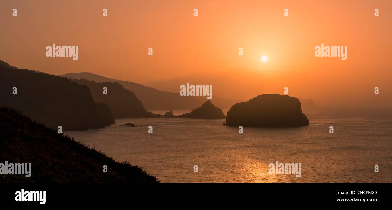 San Juan di Gaztelugatxe durante il tramonto, pietra drago Foto Stock