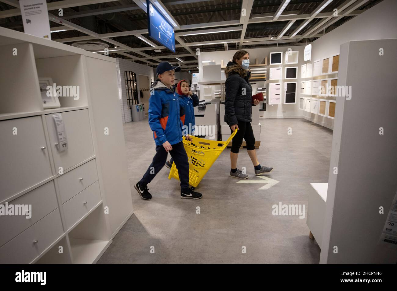 Una giovane famiglia passa in rassegna tra i mobili bianchi IKEA in un negozio a South London, Inghilterra, Regno Unito Foto Stock