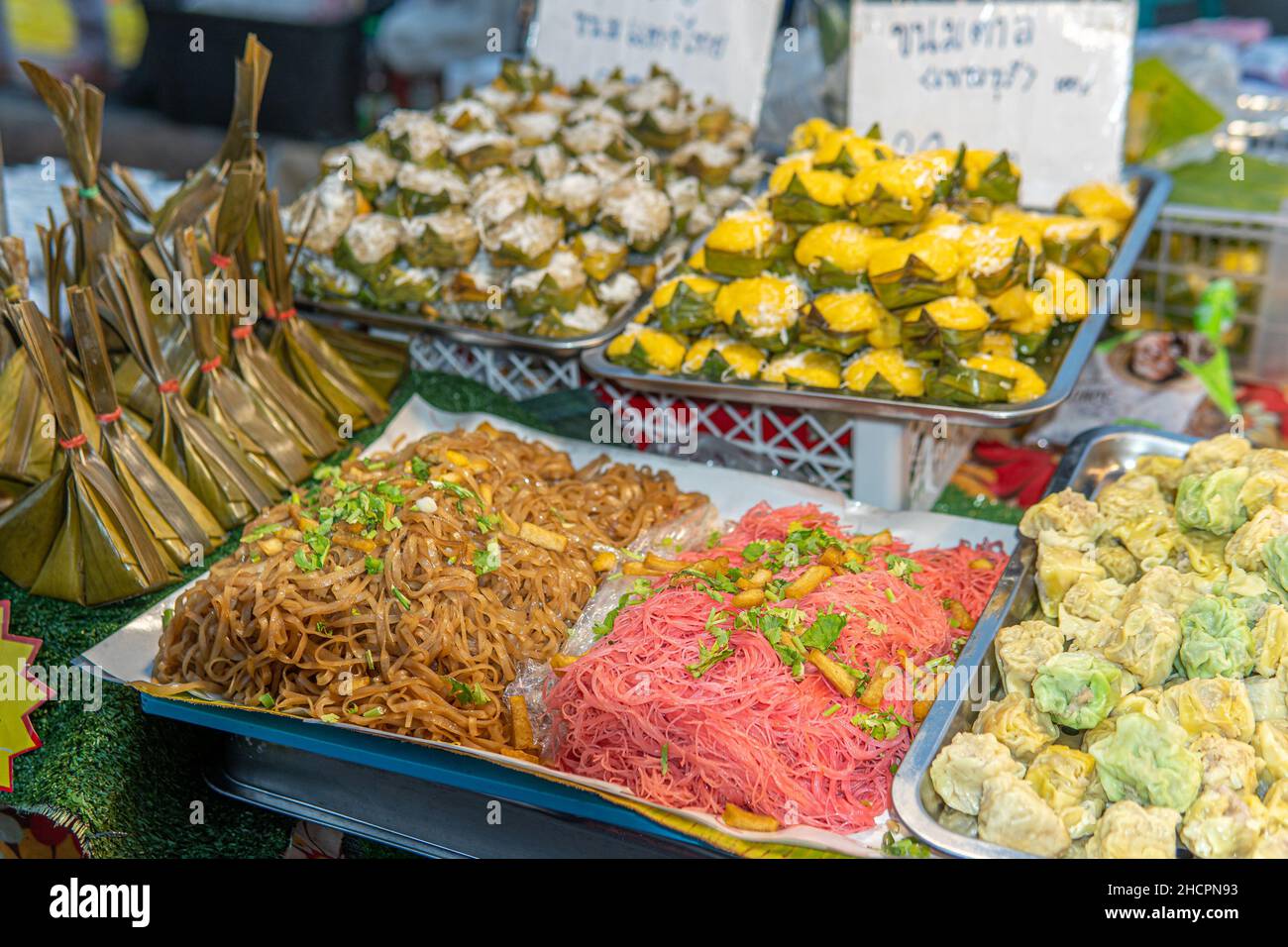 Cibo di strada a base di riso venduto a Chiang mai, Thailandia Foto Stock