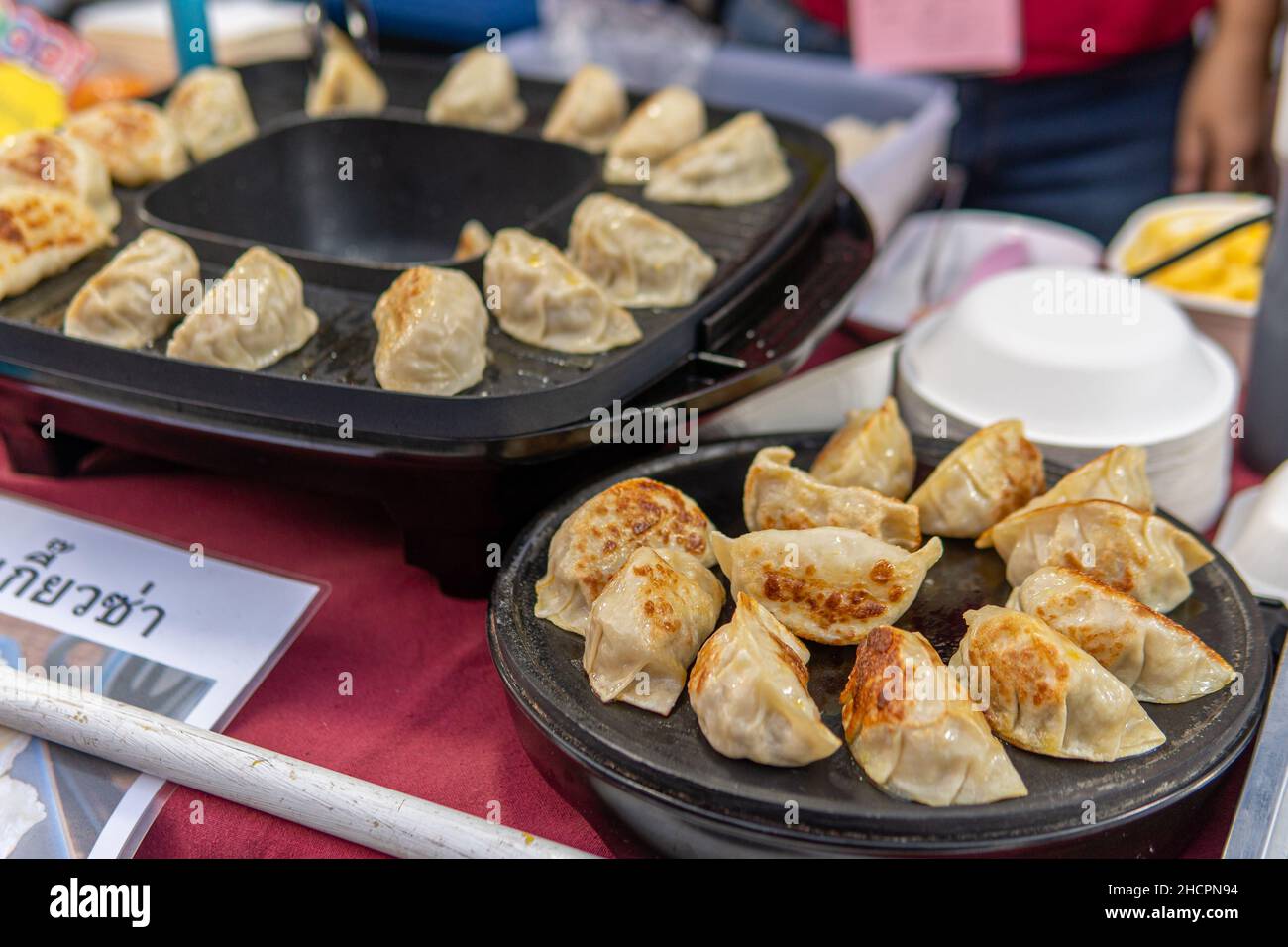 Cibo di strada sulla strada pedonale Domenica a Chiang mai, Thailandia Foto Stock