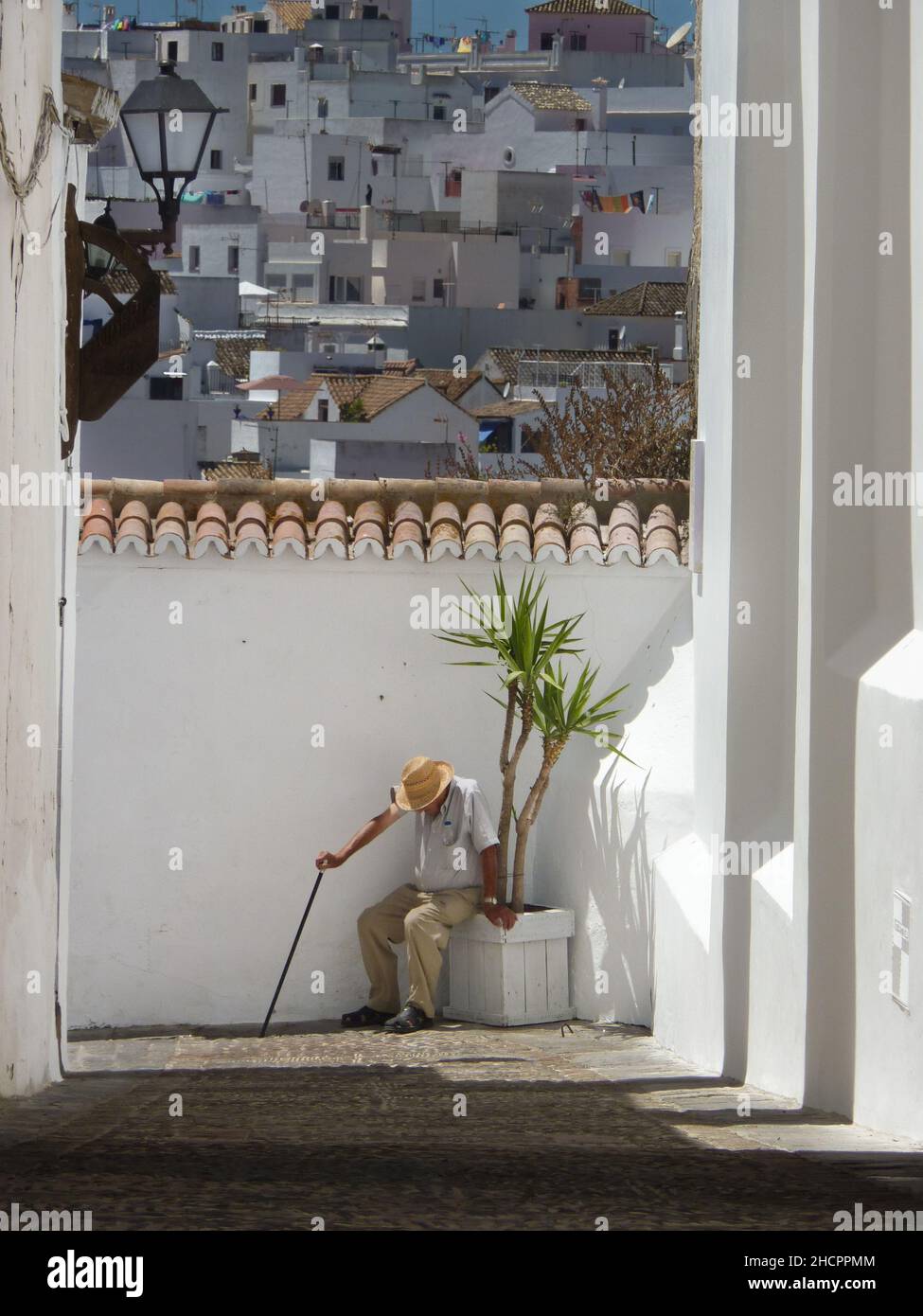 Vecchio uomo che si riposa esplorando la città di Vejer de la Frontera, Spagna Foto Stock