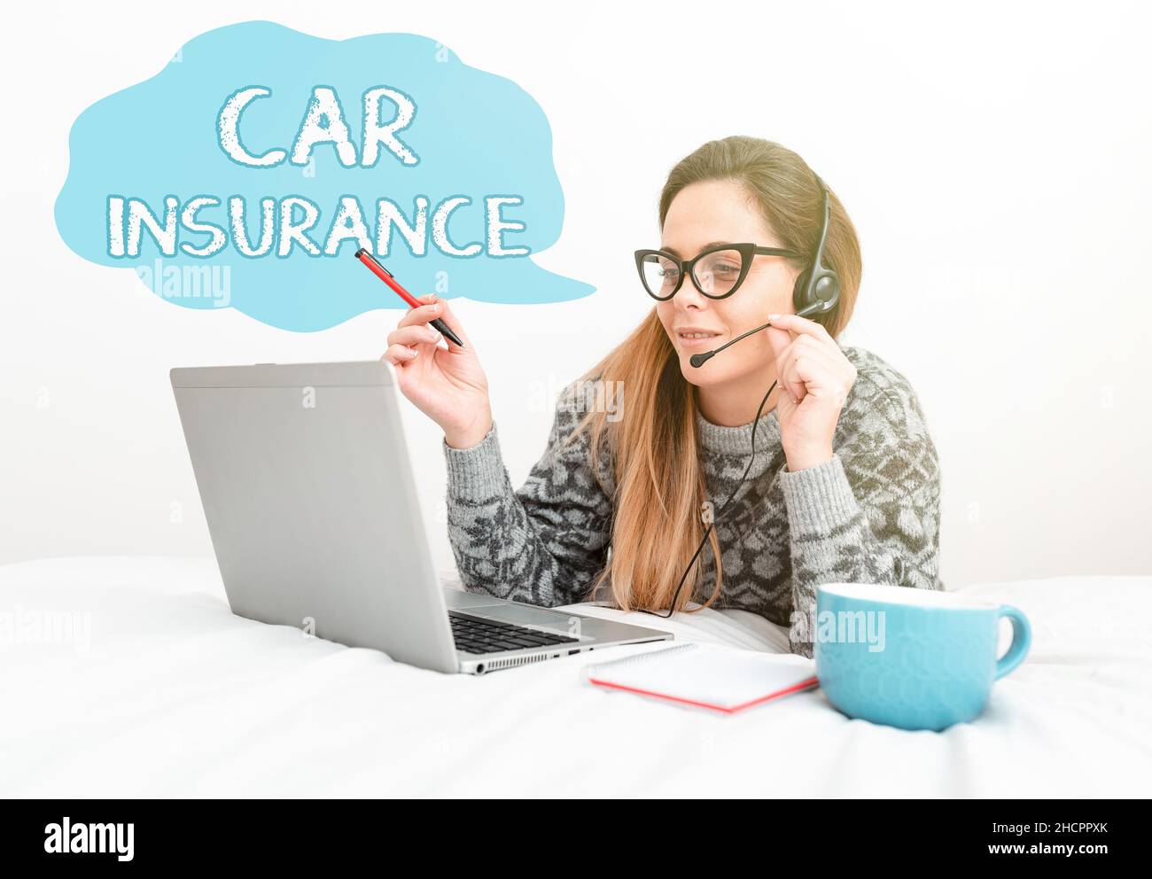 Didascalia di testo che presenta assicurazione auto. Concetto che significa copertura incidenti Politica completa garanzia dei veicoli a motore Callcenter Agente che lavora da Foto Stock