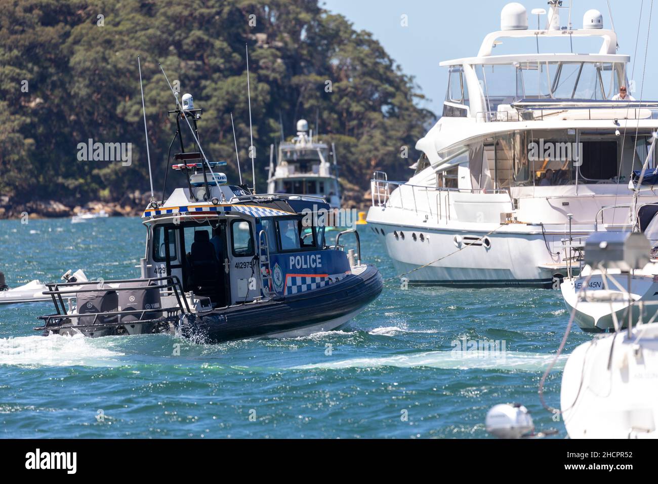 La polizia marittima della polizia del NSW pattuglia le acque di Pittwater sulla loro barca durante l'altezza delle vacanze estive, Sydney, Australia Foto Stock