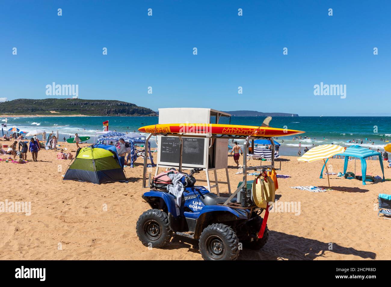 Stazione di bagnino a Palm Beach Sydney, NSW, Australia in una giornata estiva con cielo blu chiaro Foto Stock