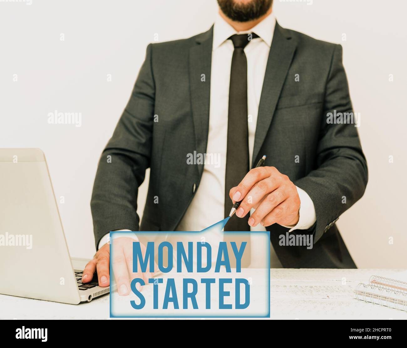 Segnale di testo che mostra lunedì iniziato. L'idea di business prepararsi per il nuovo week-end è finita Lets Begin Work Remote Office Work Online Presenting Foto Stock