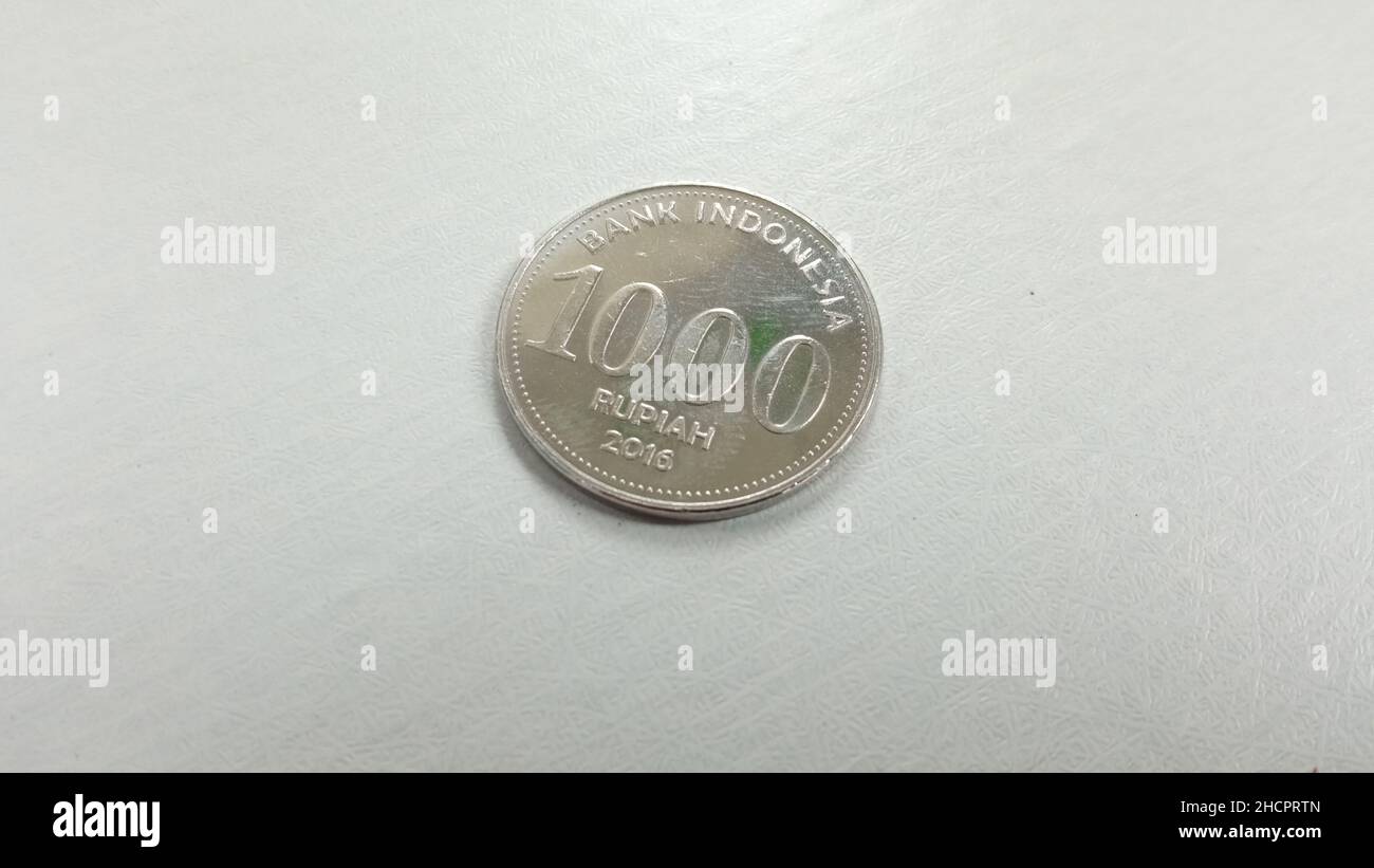 Una moneta sotto forma di moneta con un valore nominale di 1000 rupia, emessa da Bank Indonesia con un anno di emissione 2016 Foto Stock