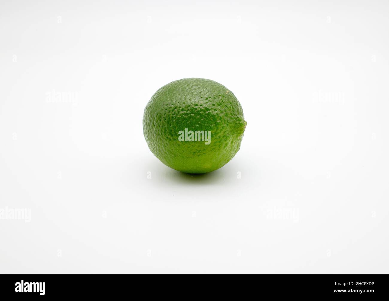 Lime fresco (Citrus lime) su sfondo bianco, NON tagliato. Foto Stock