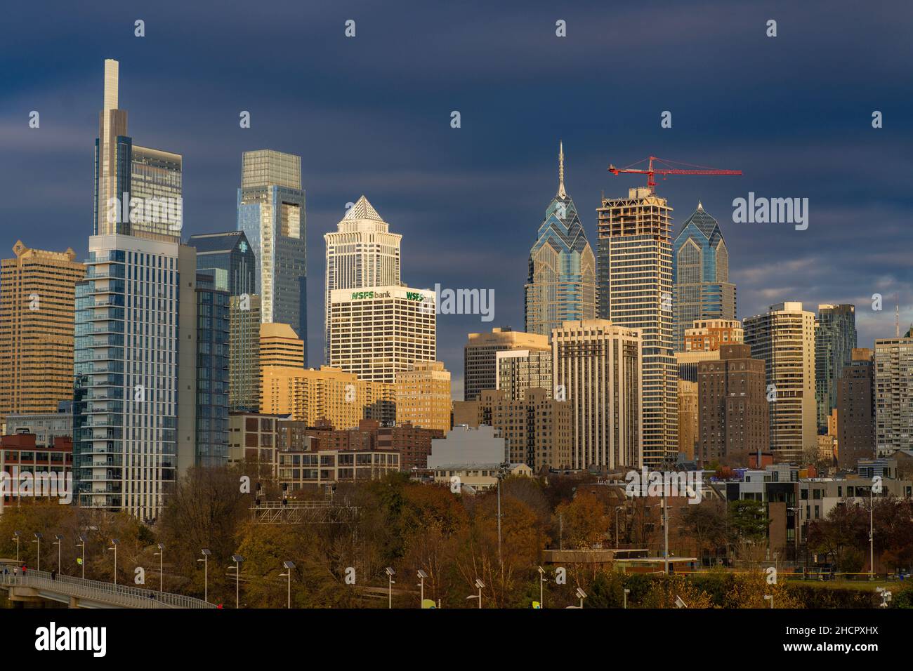 Vista panoramica degli edifici moderni e dei grattacieli nella città di Philadelphia, Pennsylvania Foto Stock