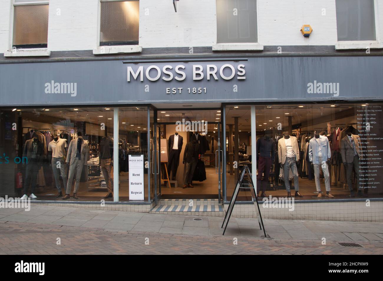 Il negozio di abbigliamento Moss Bros a Nottingham, nel Regno Unito Foto Stock