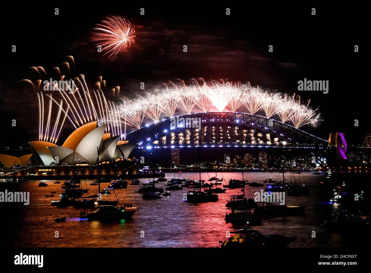 I fuochi d'artificio esplodono sul Porto di Sydney durante le celebrazioni  di Capodanno a Sydney, Australia, 1 gennaio 2022. REUTERS/Jaimi Joy Foto  stock - Alamy