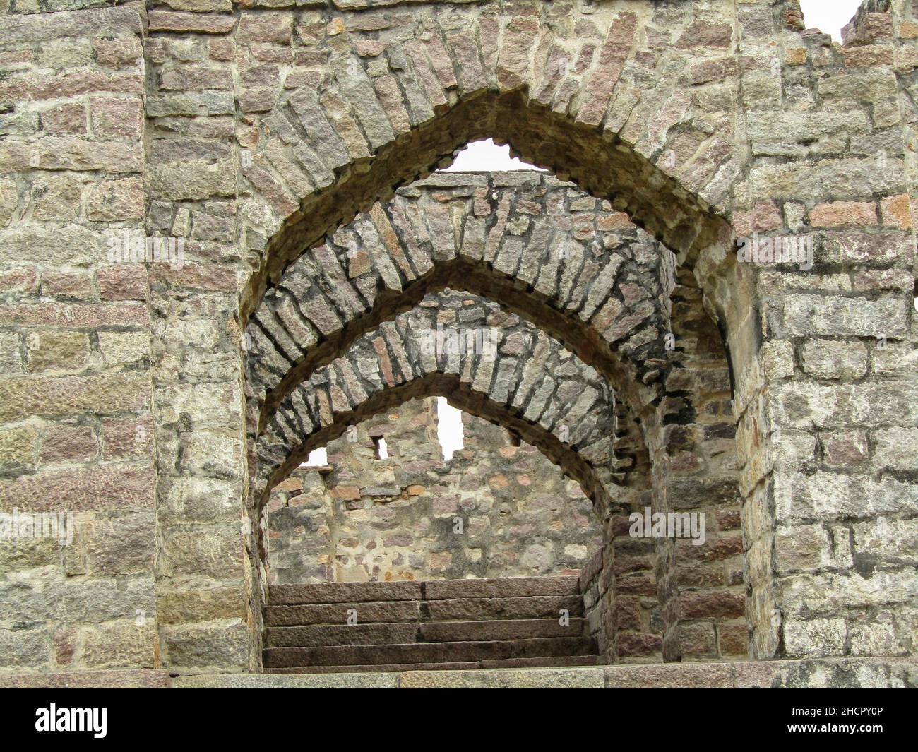 Strutture ad arco in pietra a Golconda Fort Hyderabad, India Foto Stock
