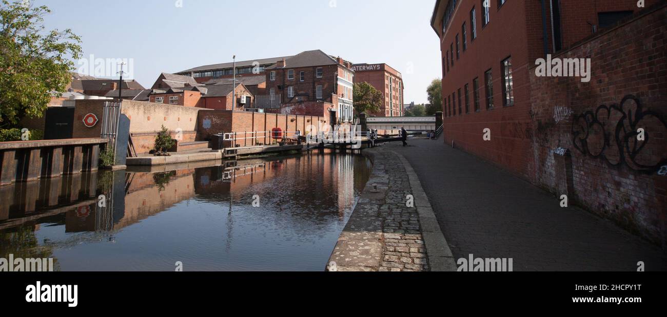 Viste lungo il canale di Nottingham dalla serratura nel Regno Unito Foto Stock