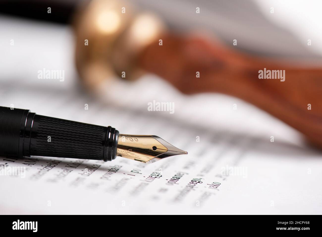 Legge, tema notaio di fondo. Penna a fontana e carta fatta a mano sulla scrivania Foto Stock
