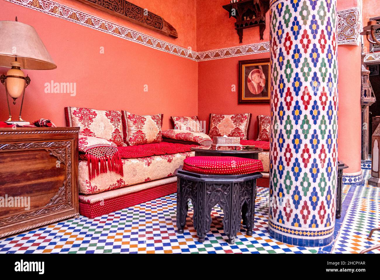 Interni in stile tradizionale marocchino con ospitalità orientale Foto Stock