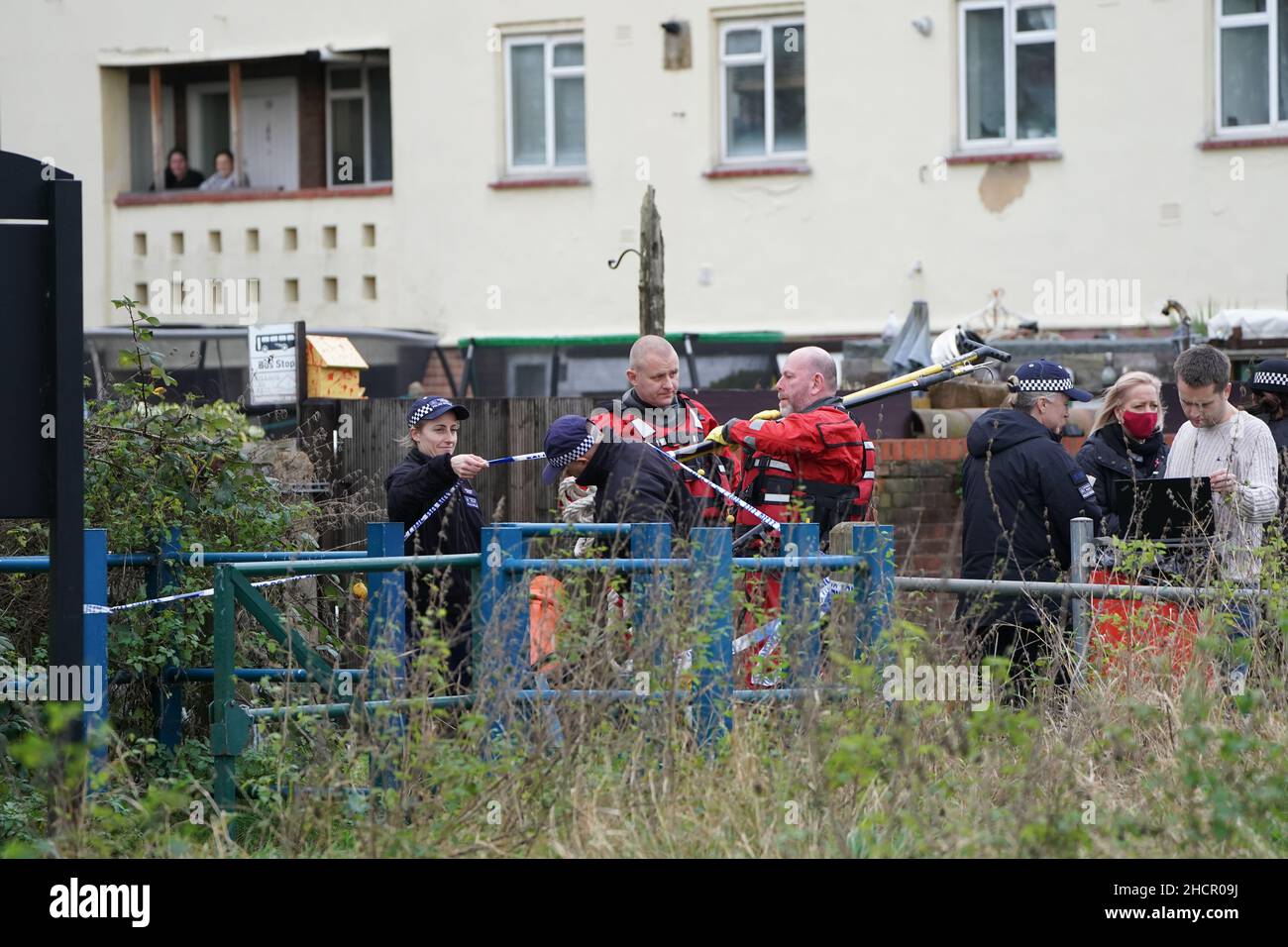 Attività di polizia al Philpot's Farm Open Space, vicino a Heather Lane a Yiewsley, Hillingdon, Londra occidentale, dopo che un ragazzo di 16 anni è stato stabbed alla morte il giovedì. Data immagine: Venerdì 31 dicembre 2021. Foto Stock