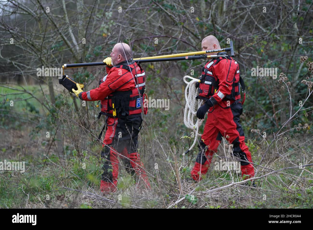 Attività di polizia al Philpot's Farm Open Space, vicino a Heather Lane a Yiewsley, Hillingdon, Londra occidentale, dopo che un ragazzo di 16 anni è stato stabbed alla morte il giovedì. Data immagine: Venerdì 31 dicembre 2021. Foto Stock