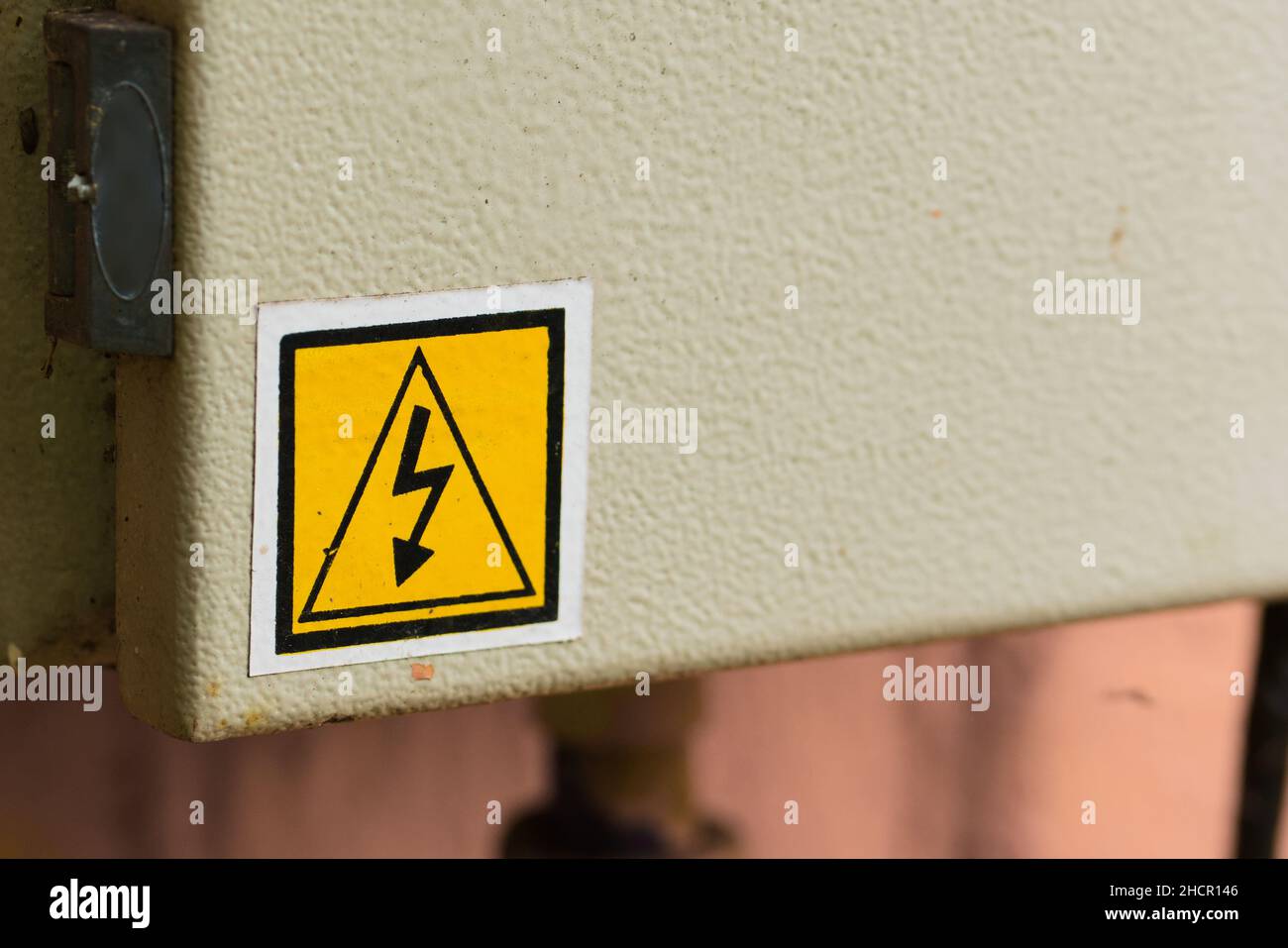 Segnale di pericolo elettrico in una scatola di metallo. Concetto di sicurezza industriale. Foto Stock