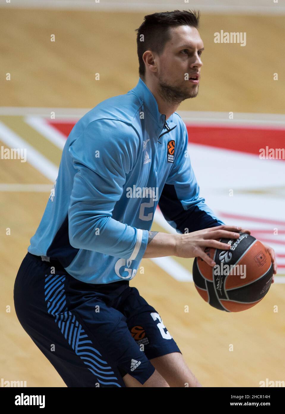 Belgrado, Serbia, 30th dicembre 2021. Mateusz Ponitka di Zenit San Pietroburgo si riscalda durante la partita di pallacanestro Eurolega tra Crvena Zvezda mts Bekgrade e Zenit San Pietroburgo a Belgrado. Dicembre 30, 2021. Credit: Nikola Krstic/Alamy Foto Stock