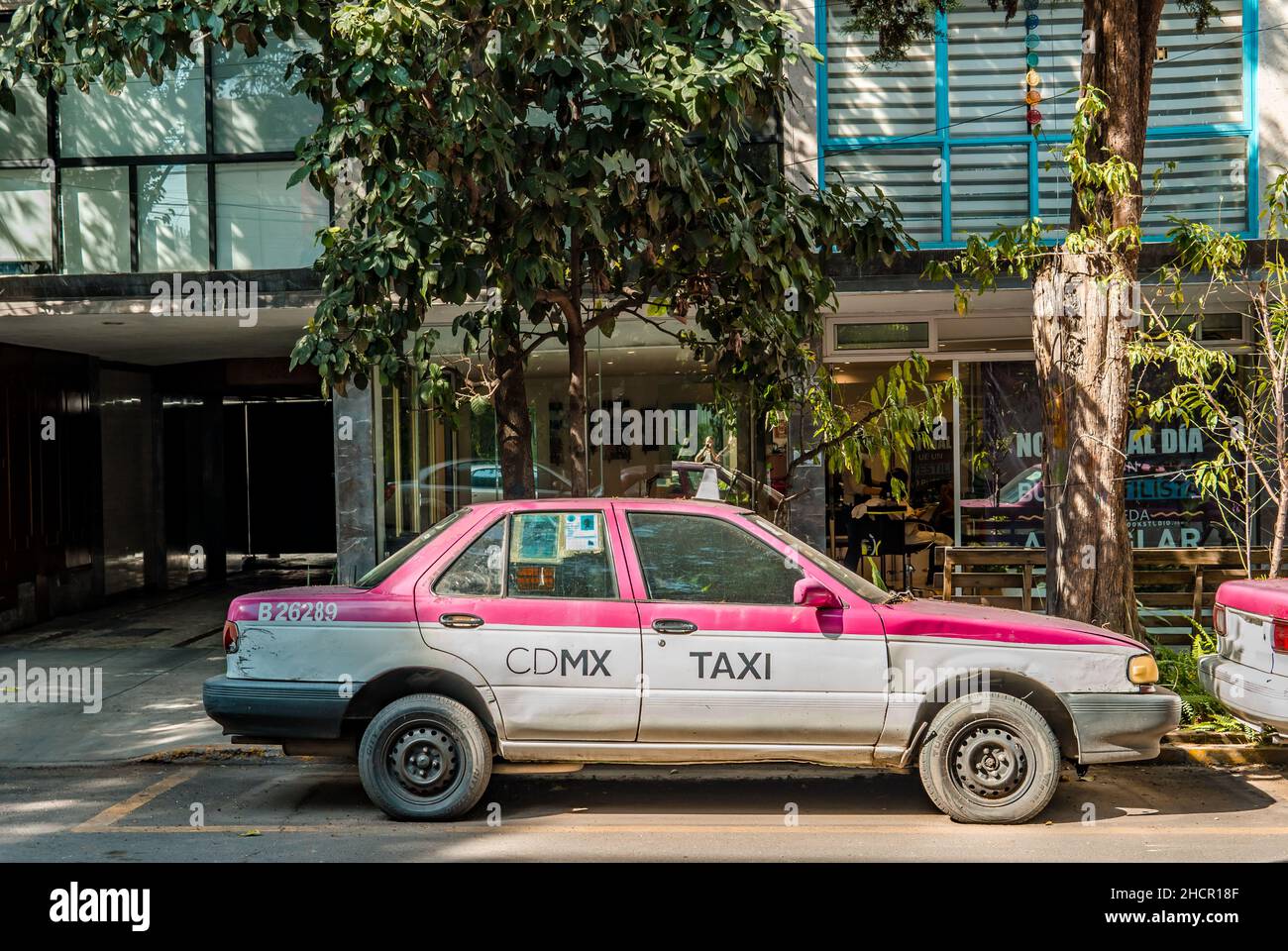Primo piano di un taxi di fronte all'architettura del 20th secolo a Roma Norte Foto Stock