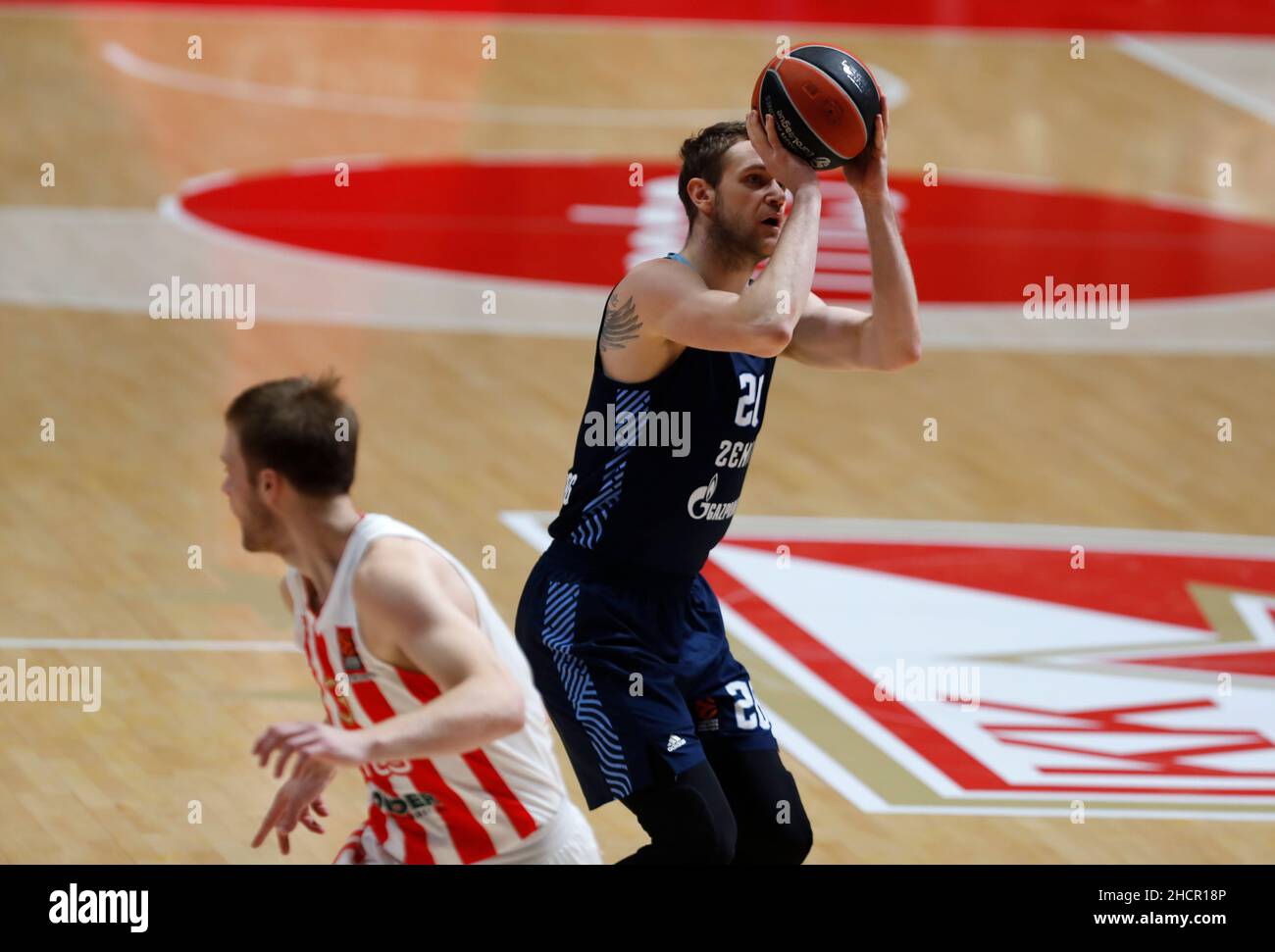 Belgrado, Serbia, 30th dicembre 2021. Andrey Zubkov di Zenit San Pietroburgo spara per due punti durante la partita di pallacanestro Eurolega tra Crvena Zvezda mts Bekgrade e Zenit San Pietroburgo a Belgrado. Dicembre 30, 2021. Credit: Nikola Krstic/Alamy Foto Stock