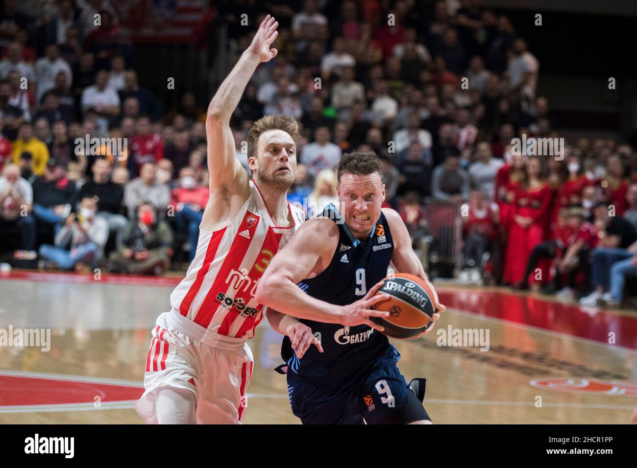 Belgrado, Serbia, 30th dicembre 2021. Nate Wolters of Crvena Zvezda mts Belgrado cerca di bloccare Dmitry Kulagin di Zenit San Pietroburgo durante la partita di pallacanestro Eurolega tra Crvena Zvezda mts Bekgrade e Zenit San Pietroburgo a Belgrado. Dicembre 30, 2021. Credit: Nikola Krstic/Alamy Foto Stock