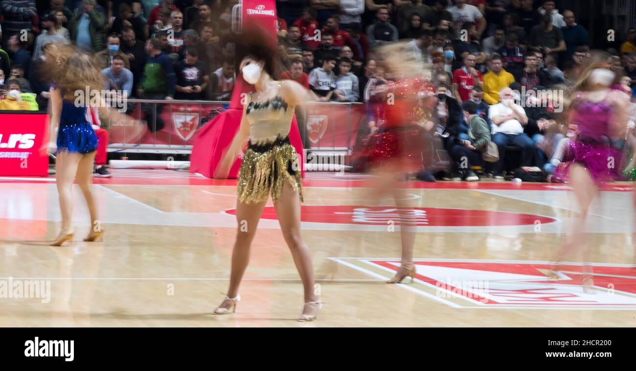 Belgrado, Serbia, 30th dicembre 2021. Cheerleaders durante la partita di pallacanestro Eurolega tra Crvena Zvezda mts Bekgrade e Zenit San Pietroburgo a Belgrado. Dicembre 30, 2021. Credit: Nikola Krstic/Alamy Foto Stock