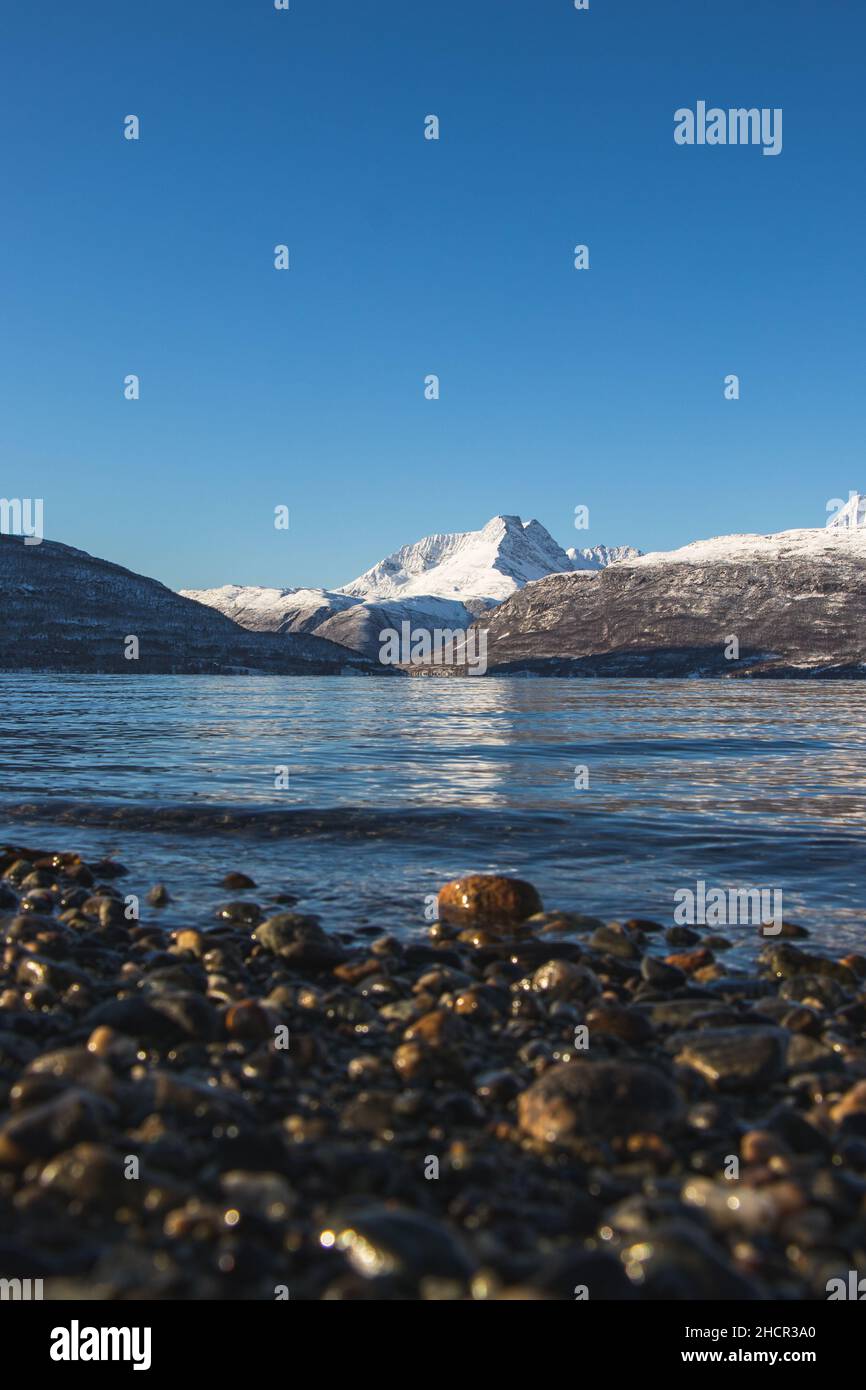 Fauna selvatica mozzafiato della parte più settentrionale della Norvegia, Finnmark. Colline innevate insieme a Balsfjorden Bay. Il paesaggio scandinavo. Scopri Foto Stock