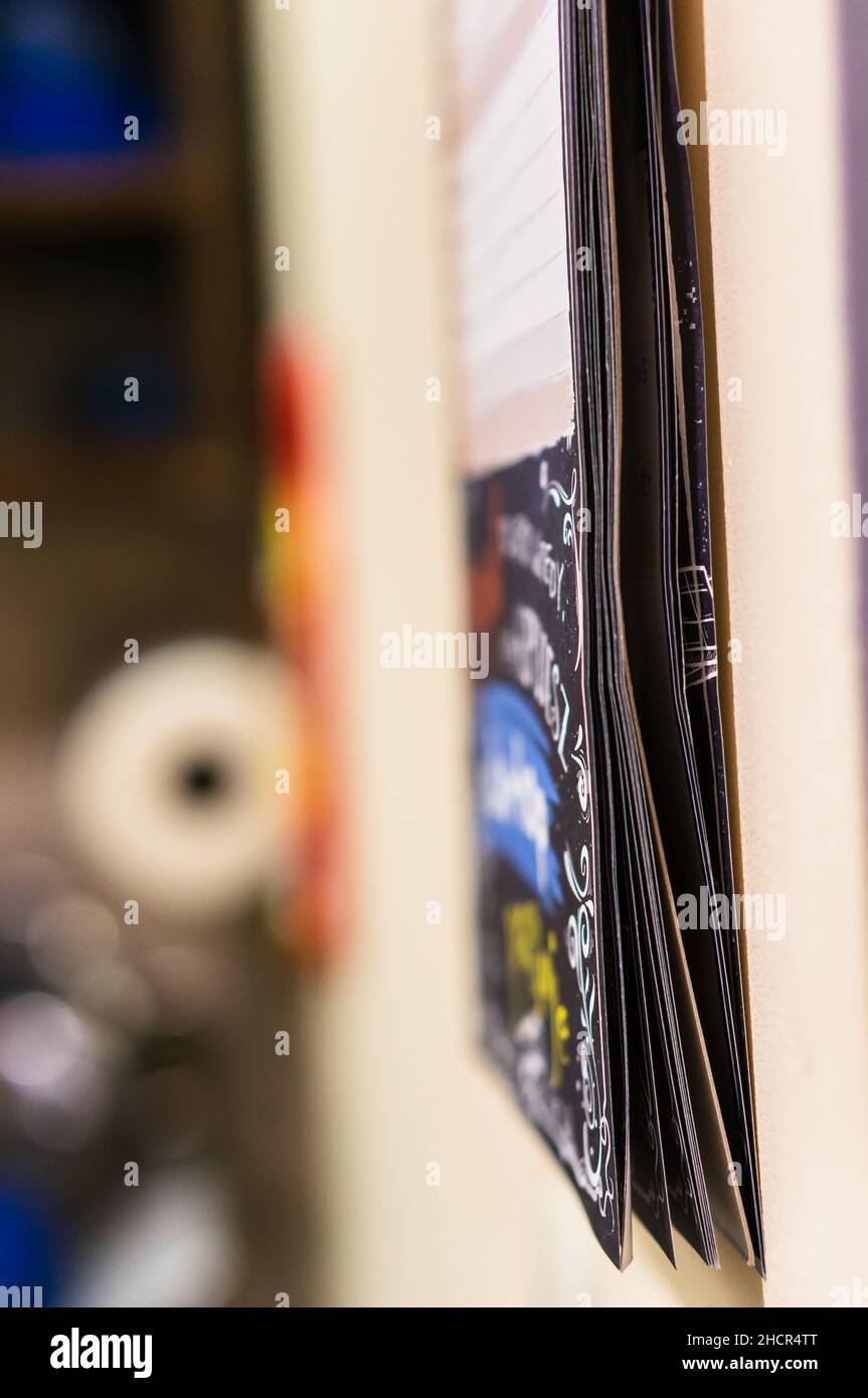Primo piano di un calendario appeso a un muro Foto Stock