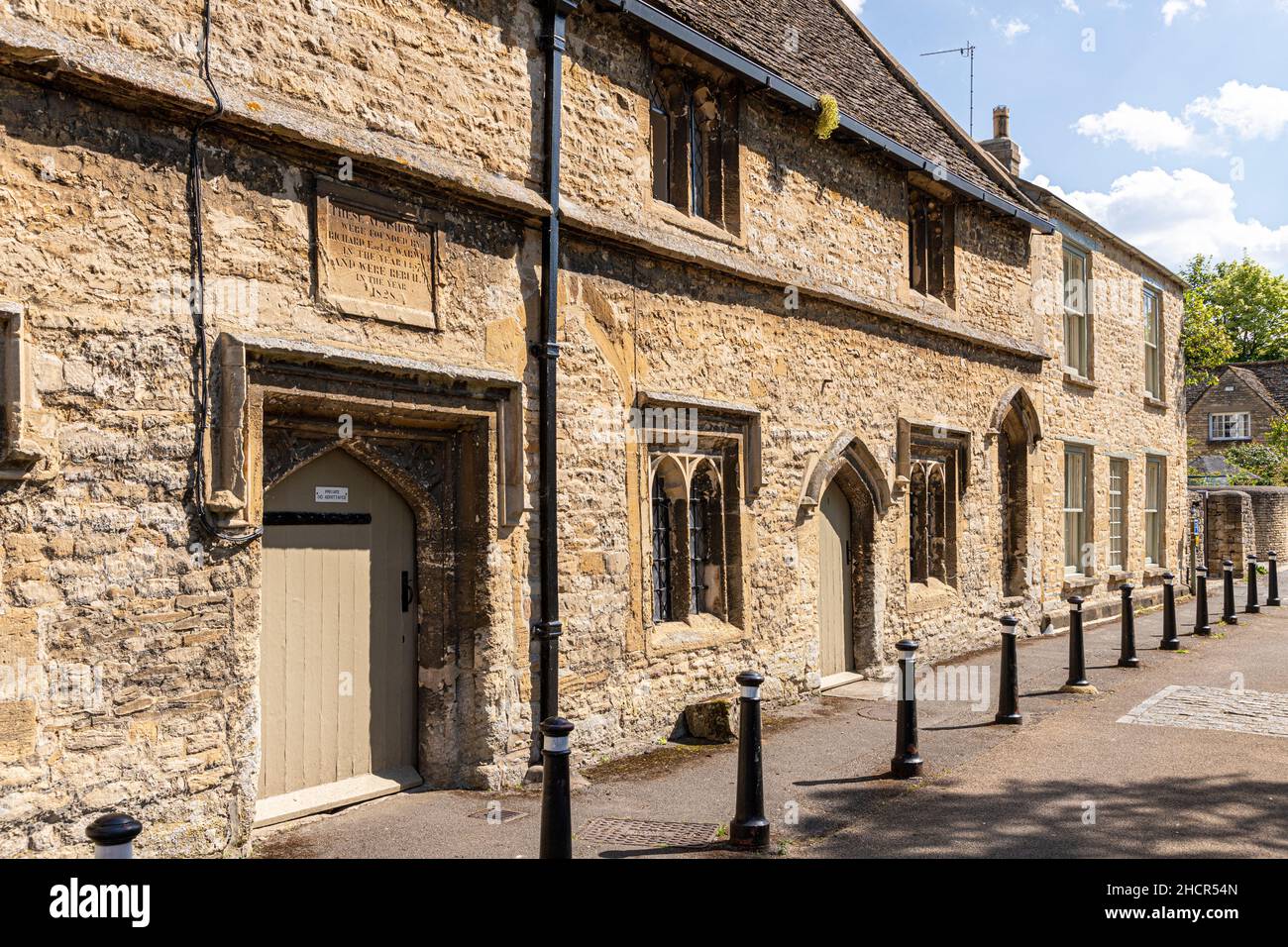 Il Warwick Almshouses medievale nella città Cotswold di Burford, Oxfordshire Regno Unito Foto Stock
