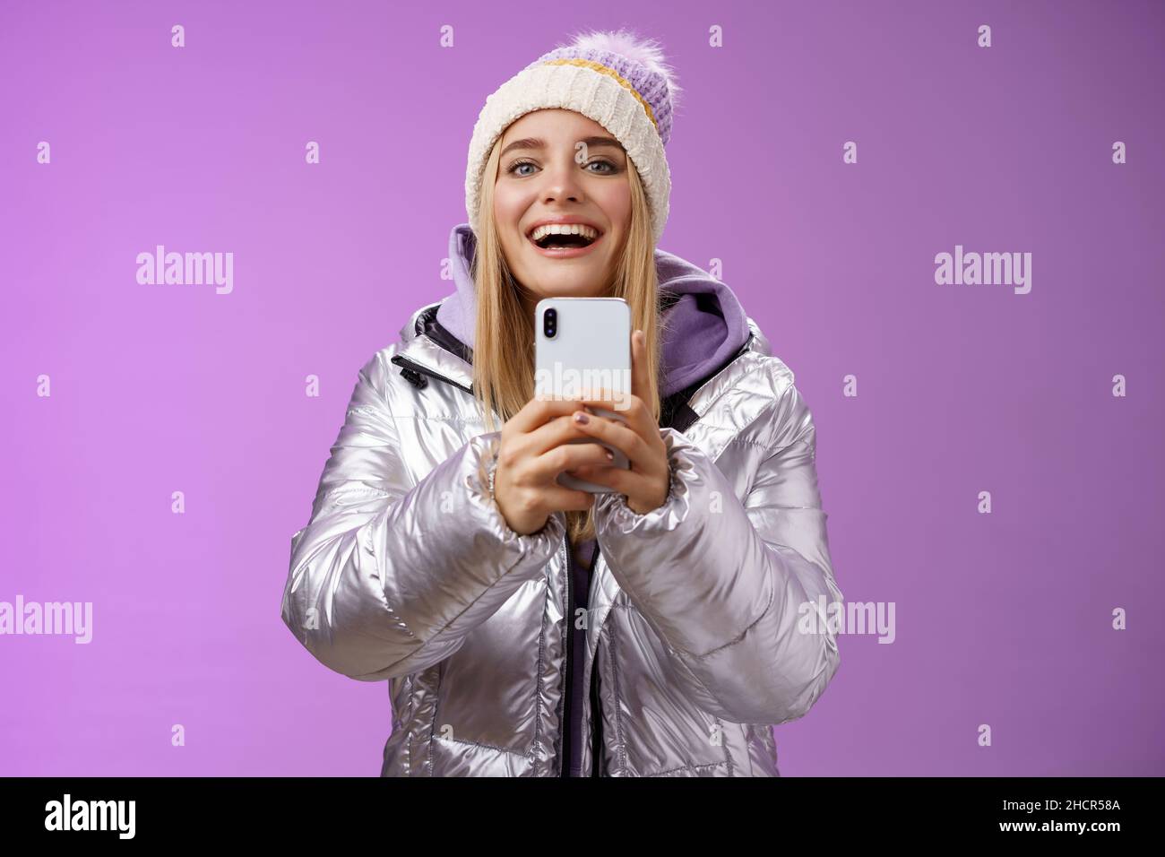 Divertente ragazza bionda che tiene lo smartphone per registrare video  boyfriend step snowboard prima volta catturare ricordi fotocamera mobile  Foto stock - Alamy