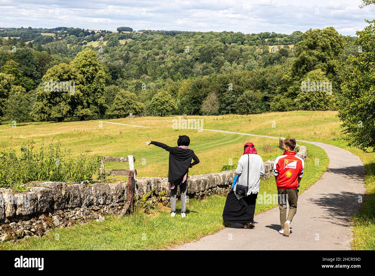 Camminatori fare una passeggiata su un sentiero pubblico sul Miserden Park Estate nel villaggio Cotswold di Miserden, Gloucestershire Regno Unito Foto Stock