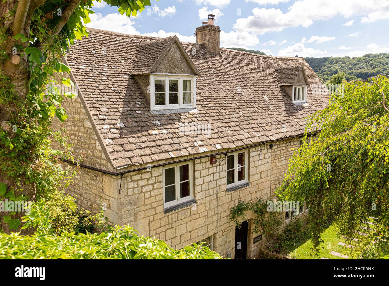 'Recreation Cottage' un tradizionale edificio in pietra a 18th C con un tetto piastrellato in pietra e finestre dormer nel villaggio Cotswold di Slad, Gloucestershire. Foto Stock